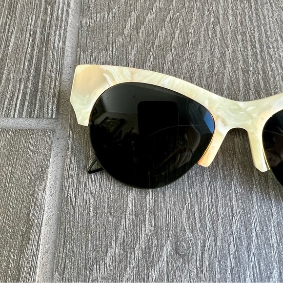 Victoria Beckham CAT 3 VBS91 C8 E Green Lens Beige Marble Sunglasses main image 3